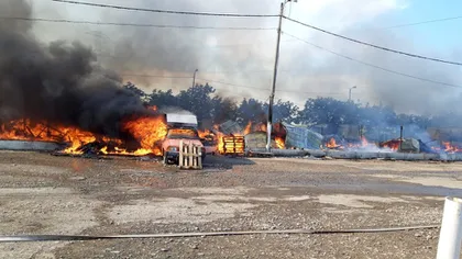20 de barăci şi 3 autovehicule, distruse într-un incendiu violent la Constanţa