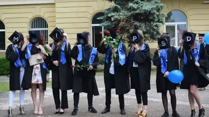 Mai mulţi absolvenţi ieşeni au preluat celebrul slogan anti-PSD, care a încins spiritele pe Facebook