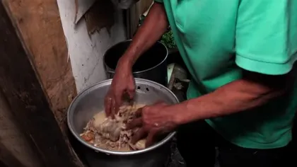 GROAZNIC. Carne culeasă de la groapa de gunoi, regătită şi vândută VIDEO