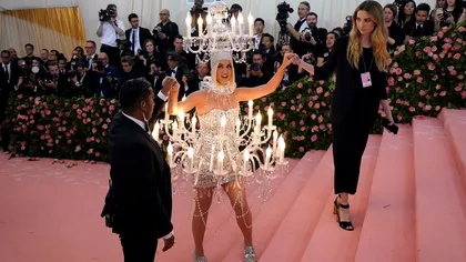 Ţinute excentrice la Met Gala 2019: Katy Perry a fost îmbrăcată într-un candelabru, Jared Leto a venit cu propriul cap la subraţ