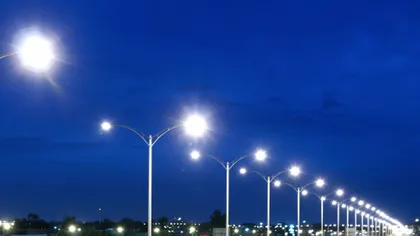 Contractele pentru iluminat public atribuite prin încredinţare directă ar trebui limitate la cinci ani, recomandă Consiliul Concurenţei
