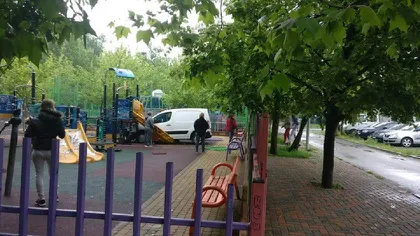 Accident grav în Bucureşti. O maşină a intrat într-un loc de joacă pentru copii şi s-a înfipt direct într-un tobogan