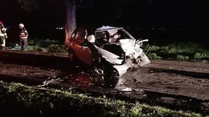 Sinucidere prin accident, în Prahova. Un tânăr a intrat cu maşina într-un pom. Ce a făcut cu câteva momente înainte de tragicul gest