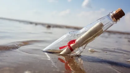 Mesaj ascuns într-o sticlă şi aruncat în mare, găsit după un an şi jumătate de un pescar