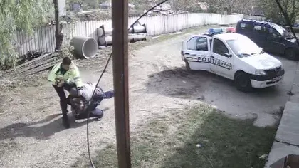 Imagini scandaloase, poliţia a bătut un bărbat până l-a băgat în spital. Totul a fost filmat VIDEO