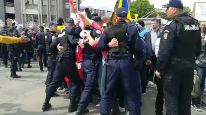 Incidente la mitingul PSD de la Galaţi. Autocarele social-democraţilor, blocate de protestatari culcaţi pe asfalt VIDEO
