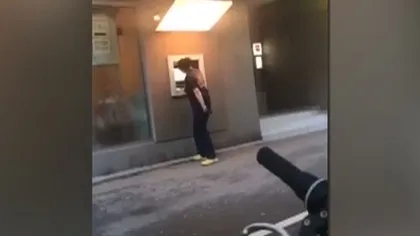 SCENE ŞOCANTE. O femeie dă cu pumnii într-un bancomat. De ce şi-a ieşit din minţi VIDEO