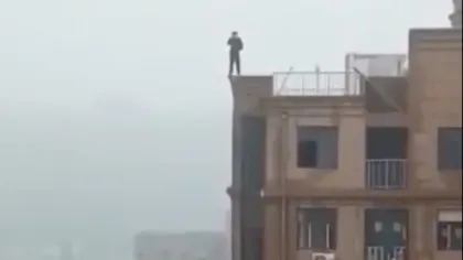 Imagini înfiorătoare. Un bărbat s-a urcat pe o clădire să îşi facă un selfie şi a căzut în gol. Totul a fost surprins de o cameră