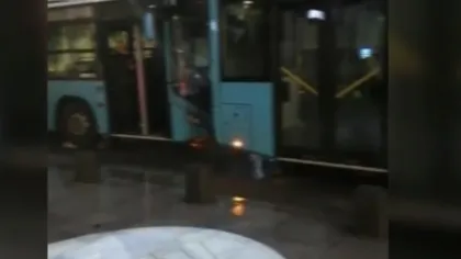 Accident în Bucureşti. Două autobuze ale STB s-au ciocnit. Unui şofer i s-a făcut rău la volan