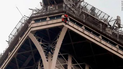 Turnul Eiffel a fost evacuat de urgenţă VIDEO