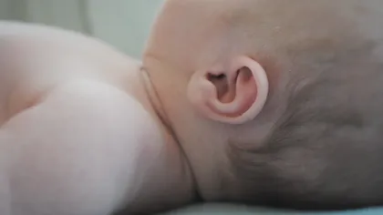Infecţiile urechii la bebeluşi. Cum îţi dai seama că are infecţie la urechi. Când trebuie să mergi la medic