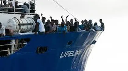 Căpitanul unui vas cu migranţi, amendat cu 10.000 de euro