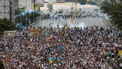 O persoană a murit şi alte zeci au fost rănite în protestele din Venezuela