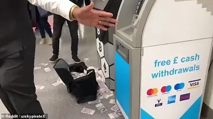 Momentul în care un bancomat eliberează sute de bancnote a fost filmat! Cum au reacţionat oamenii VIDEO