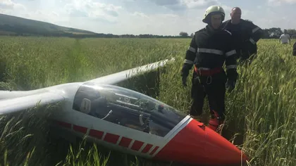Un planor pilotat de o femeie a aterizat forţat pe un câmp din Covasna