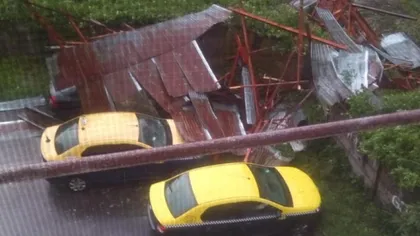 Acoperiş smuls de furtună la Târgu Jiu: cinci maşini au fost avariate