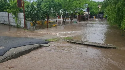 Ploile şi inundaţiile au făcut prăpăd: oameni evacuaţi, gospodării sub ape, drumuri blocate
