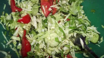 REŢETA de caniculă: Salată de varză şi roşii