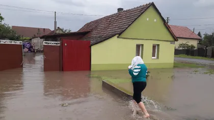 Vremea rea a făcut prăpăd în aproape toată ţara: case şi curţi inundate, drumuri blocate, oameni evacuaţi