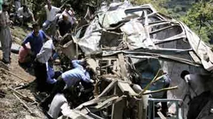 Tragedie în India: sunt cel puţin 25 de morţi şi 25 de răniţi după ce un autobuz a căzut în prăpastie