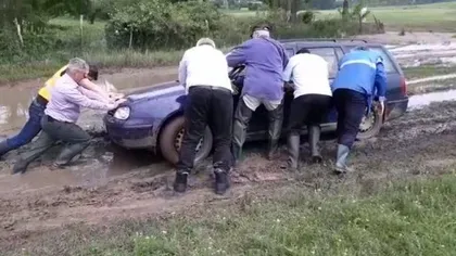 O maşină a delegaţiei ministrului Apelor şi Pădurilor a rămas împotmolită în timp ce inspecta zonele inundate din Galaţi