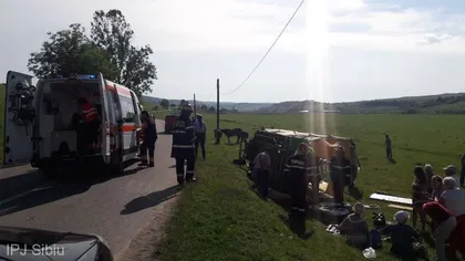 Nouă turişti străini, răniţi după ce s-au răsturnat cu o căruţă în Sibiu. Conducătorul atelajului era băut