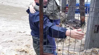 Peste 150 de copii de la o grădiniţă din Argeş, evacuaţi cu microbuzul şcolar din cauza inundaţiilor