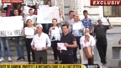 Zeci de persoane protestează în faţa parchetului de pe lângă Curtea de Apel Craiova pentru anularea adopţiei Sorinei