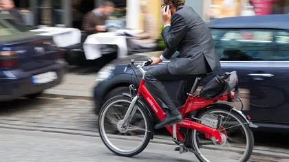 Amendă de aproape 100 de euro pentru olandezii care folosesc telefonul mobil pe bicicletă