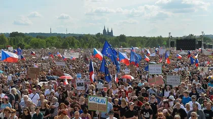 Fără precedent. Peste 200.000 de cehi au ieşit în stradă pentru a cere demisia premierului Andrej Babis