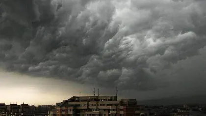 PROGNOZA METEO specială pentru Bucureşti: Ploi torenţiale, grindină şi vijelii până marţi seară
