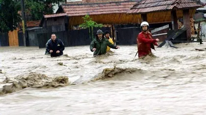 Vremea rea face ravagii: case distruse, curţi inundate, oameni evacuaţi, trafic feroviar afectat. Bilanţ IGSU