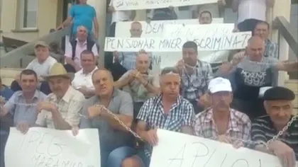 Scene şocante în faţa Casei de Pensii. Pensionarii s-au legat cu lanţuri şi protestează VIDEO