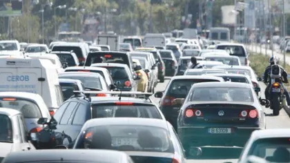 Ministrul de Interne: Un bucureştean petrece o lună pe an în trafic