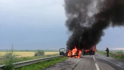 Un microbuz plin cu pasageri a luat foc în trafic