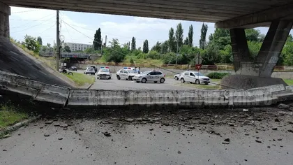 O bucată dintr-un pod peste o şosea din Buzău s-a prăbuşit. Circulaţia blocată, nu au fost victime FOTO VIDEO