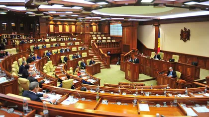 Parlamentul se reuneşte de urgenţă: Preşedintele contrazice Curtea Constituţională şi nu vrea să dizolve Parlamentul