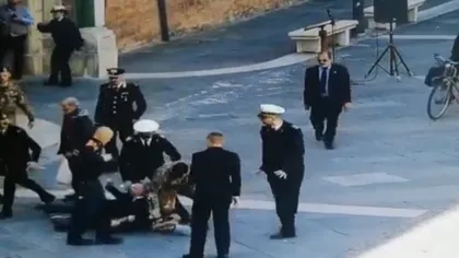 O româncă de 43 de ani a înjunghiat un ofiţer italian de marină, în plină zi, în faţa mai multor militari VIDEO