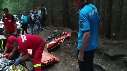 Doi turişti au fost răniţi grav după ce au căzut cu ATV-ul într-o râpă