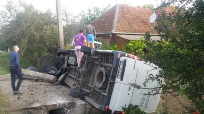 Un şofer din Sălaj a decedat după ce a intrat violent cu duba într-un cap de pod şi apoi s-a răsturnat FOTO