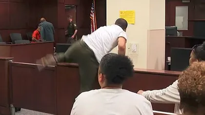 Imagini incredibile filmate în sala de judecată. Fiul unei femei ucise l-a atacat pe asasinul mamei sale VIDEO