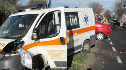 Accident în Dâmboviţa. O ambulanţă a intrat într-un gard: trei pacienţi au fost răniţi