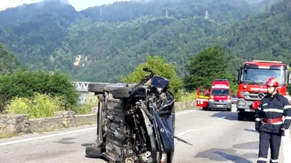 Mamă şi fiică, rănite într-un accident din Vâlcea după ce maşina pe care o conducea femeia a lovit un cap de pod