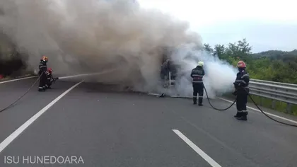 Un autobuz de călători a luat foc în trafic