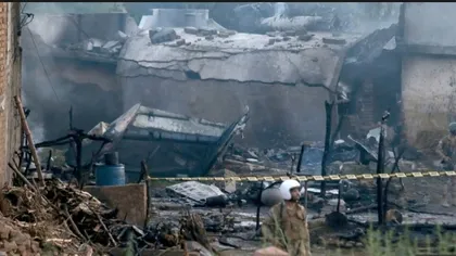 Un avion militar s-a prăbuşit în Pakistan, cel puţin 17 morţi