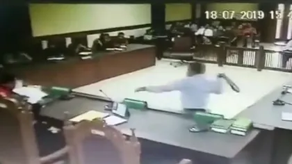 Momente incendiare la tribunal: Un avocat şi-a scos cureaua de la pantaloni şi i-a bătut pe judecători VIDEO