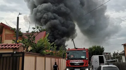 Incendiu puternic în municipiul Bacău, o fabrică de pufuleţi a fost distrusă UPDATE
