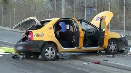Patru copii, răniţi după ce taxiul în care se aflau a fost lovit de o altă maşină