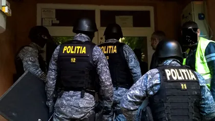 Cei cinci mafioţi care furau din bancomate în România, SUA şi Mexic, duşi în instanţă cu propunere de arestare