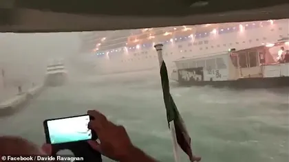 Momente horror: un vas de croazieră a scăpat de sub control din cauza furtunii. Tragedia a fost evitată în ultimul moment VIDEO